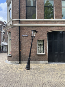 903626 Afbeelding van een scheefgereden straatlantaarn op de hoek van de Voetiusstraat en de Domstraat te Utrecht.